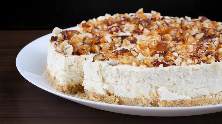 Cheesecake de cocos cu nuci