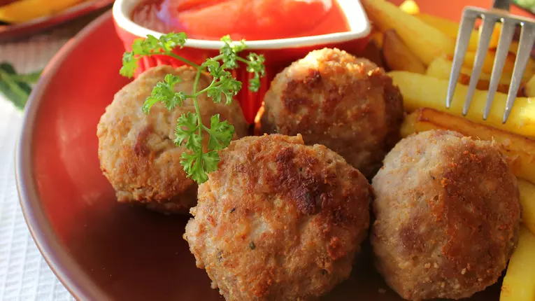 Chiftelute de cartofi cu carnati