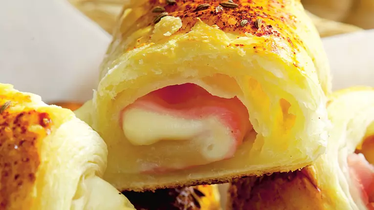 Croissante cu sunca si cascaval