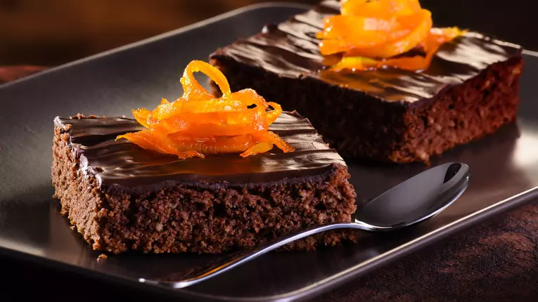 Negresa cu portocale