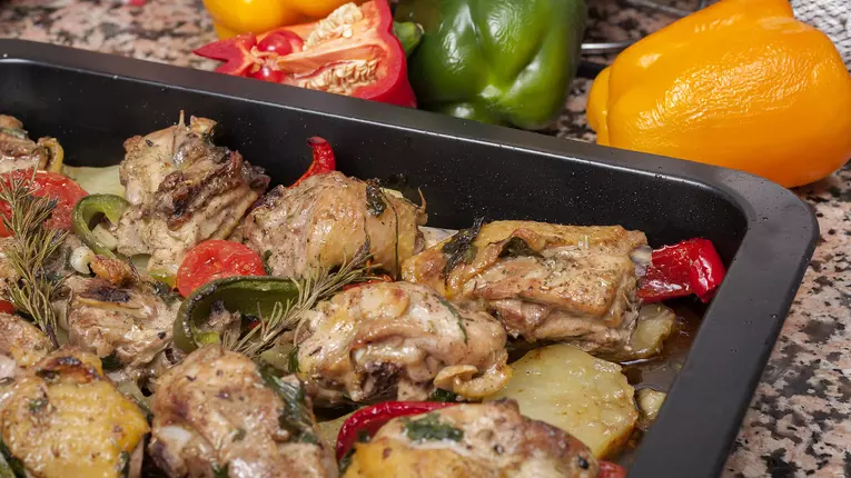 Pui cu legume si carnati