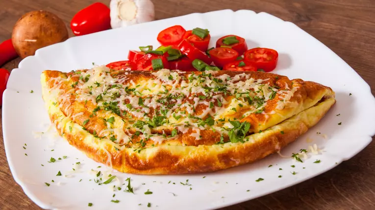 Omleta impaturita cu sunca si cascaval