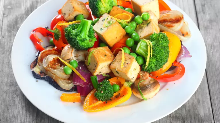 Salata de broccoli cu branza tofu