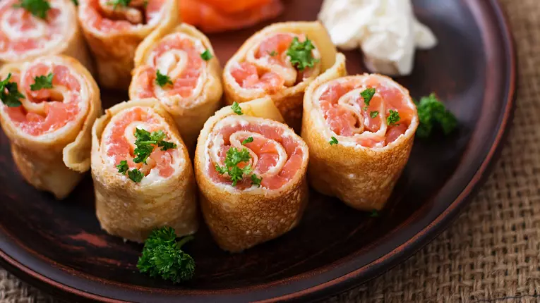 Clatite aperitiv cu branza si somon