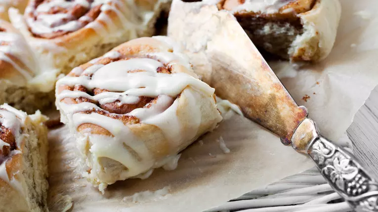 Rulouri glazurate cu mere