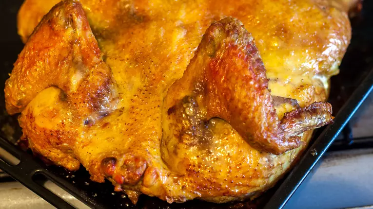 Pui intreg gatit la caramida