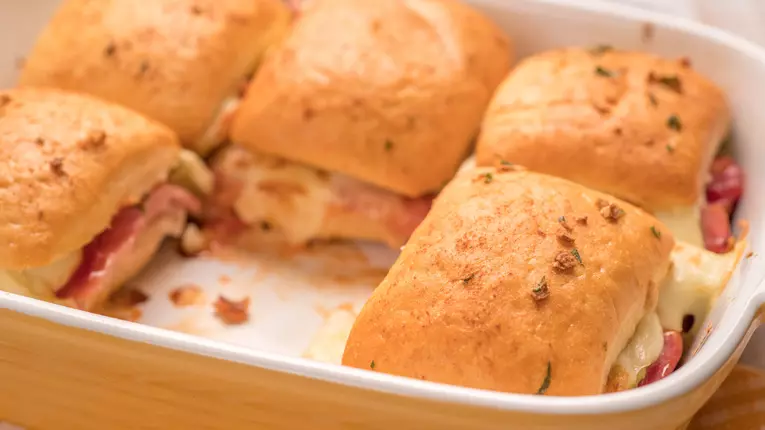 Burgeri cu pui si bacon la cuptor