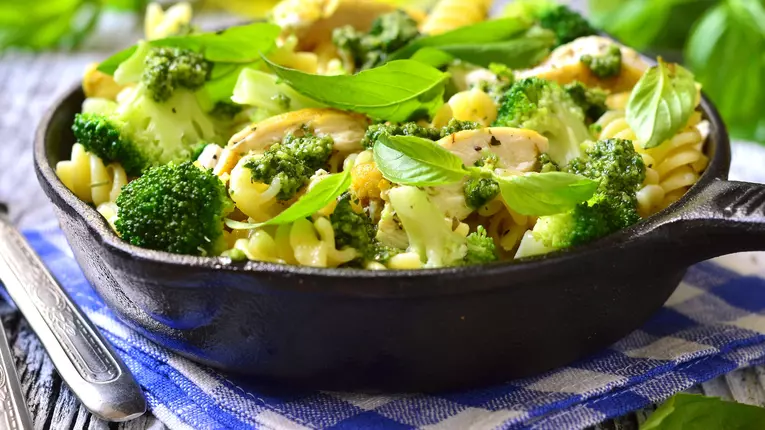 Paste cu broccoli si pui in sos pesto