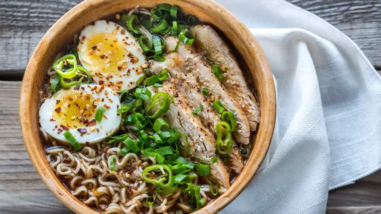 Supa de pui Ramen cu taitei