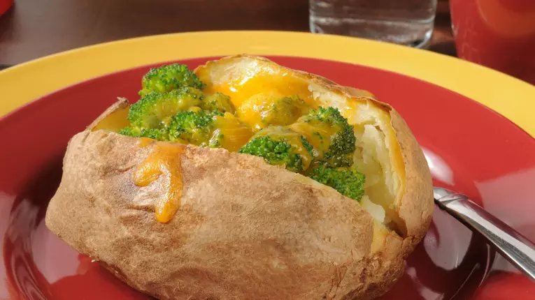 Cartofi copti umpluti cu sos de broccoli