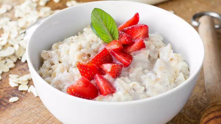 Fulgi de ovaz cu capsune si unt de arahide