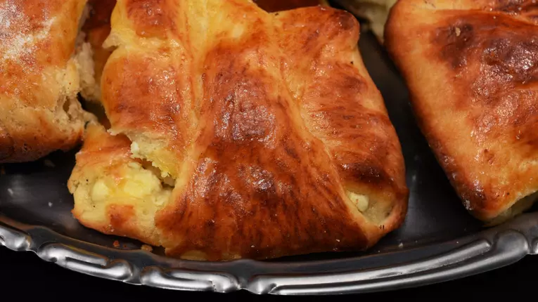 Placinte Poale-n brau cu branza dulce si stafide