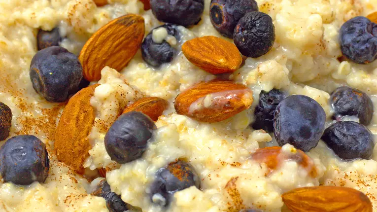 Terci de ovaz cu afine, migdale si scortisoara