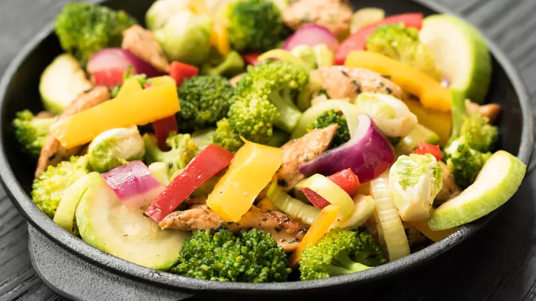 Tigaie de legume cu pui la cuptor