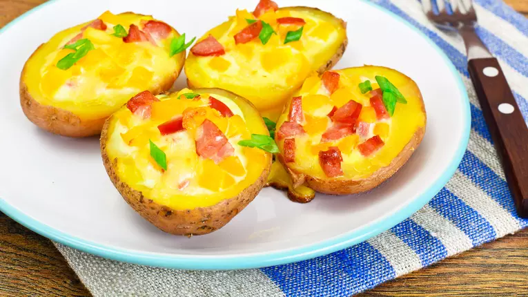 Cartofi umpluti cu bacon si cascaval