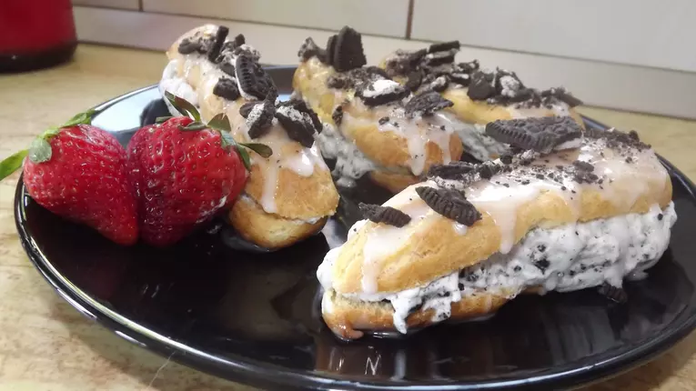 Eclere cu crema de biscuiti Oreo