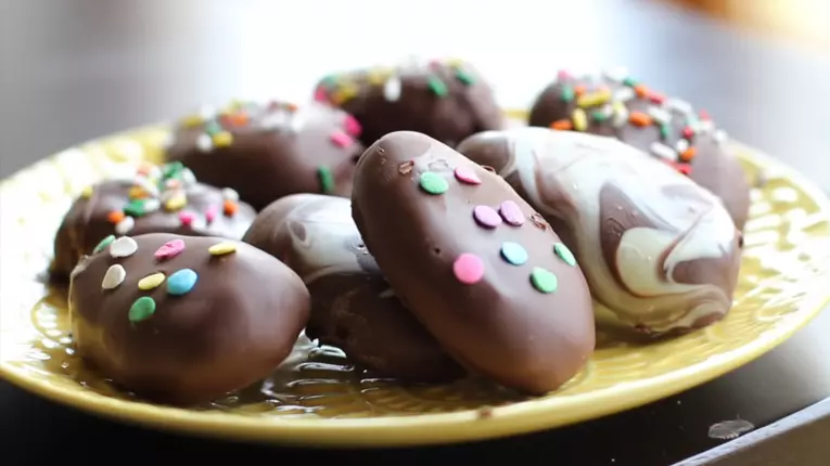 Oua de ciocolata cu unt de arahide