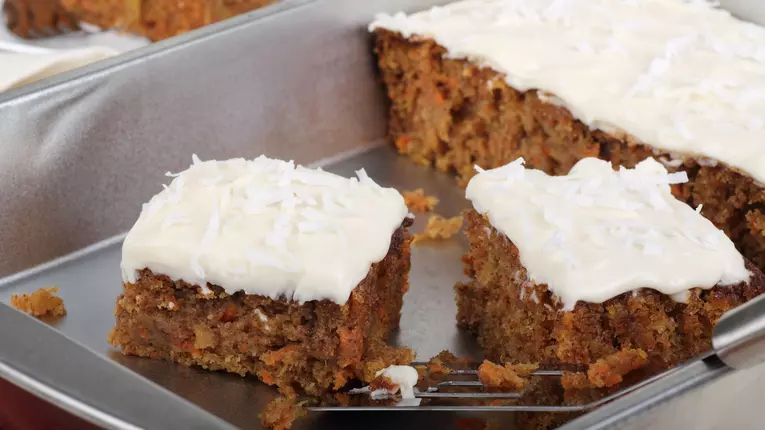 Tort cu morcovi si ananas cu glazura de branza