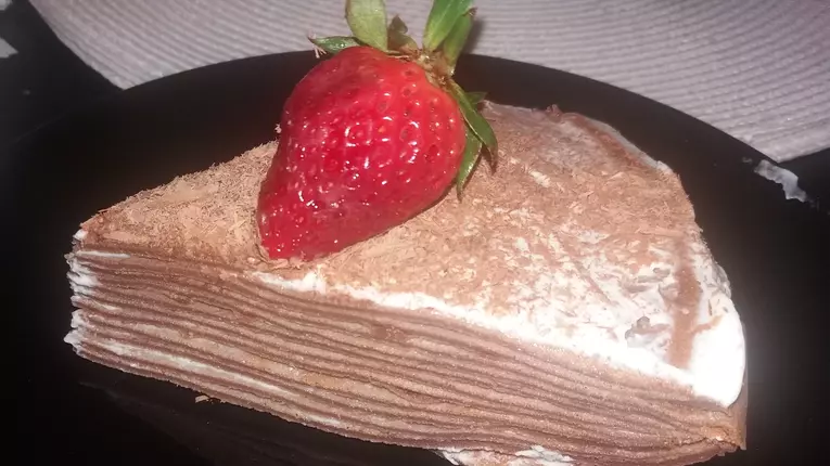 Tort de clatite cu ciocolata si crema de lapte