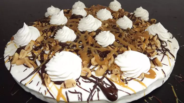 Cheesecake cu alune, caramel sarat si ciocolata