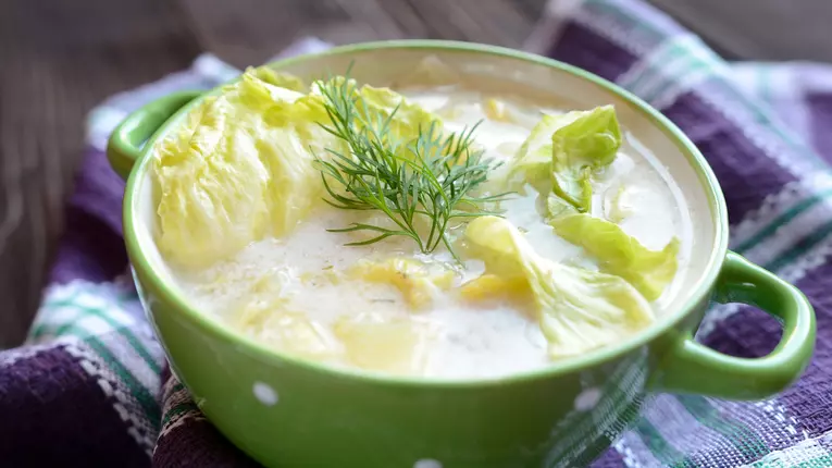 Ciorba de salata cu afumatura