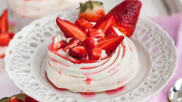 Mini Pavlova cu capsuni