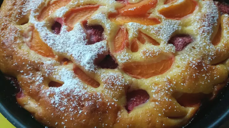 Pandispan cu caise si capsuni