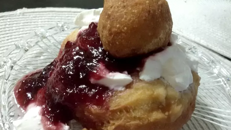 Papanasi cu smantana si dulceata