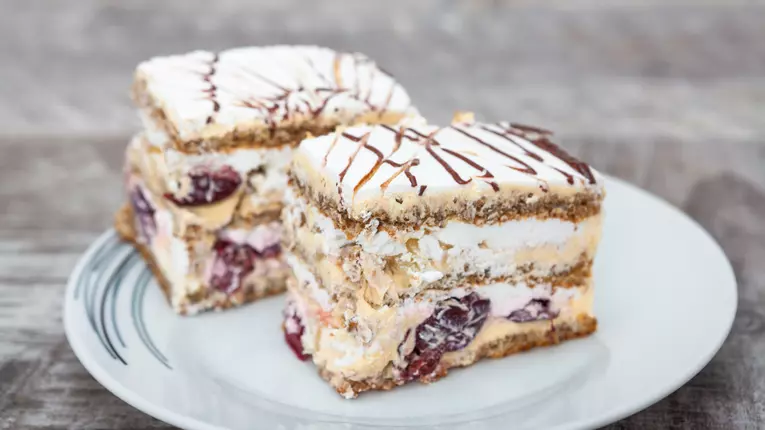 Prajitura cu foi si crema de vanilie, visine si nuci