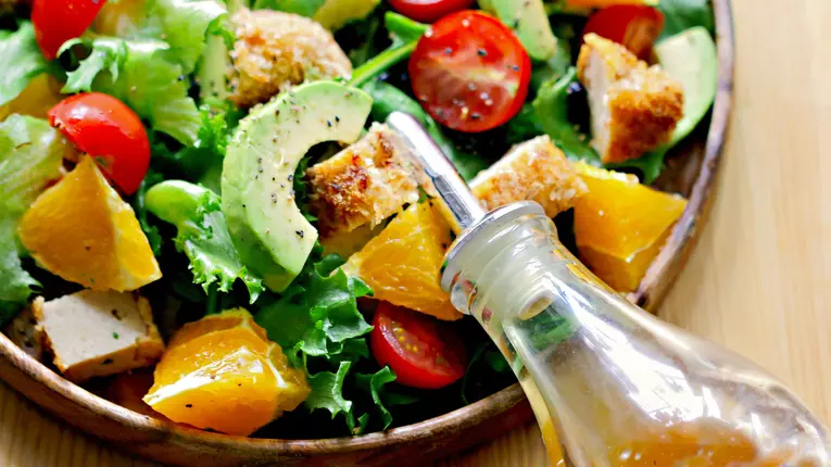 Salata de pui cu avocado, cu dressing de lime si miere