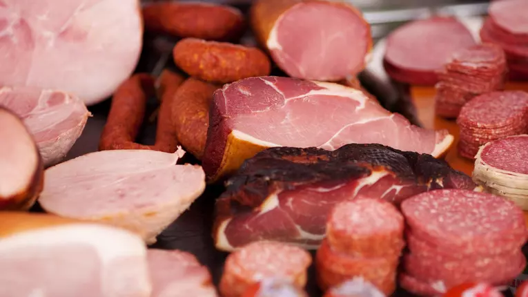 Ingredientele de evitat din mezeluri: sub ce denumiri se ascund si ce rol au