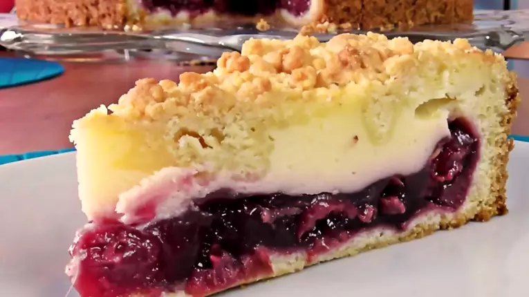 Placinta nemteasca cu cirese si smantana