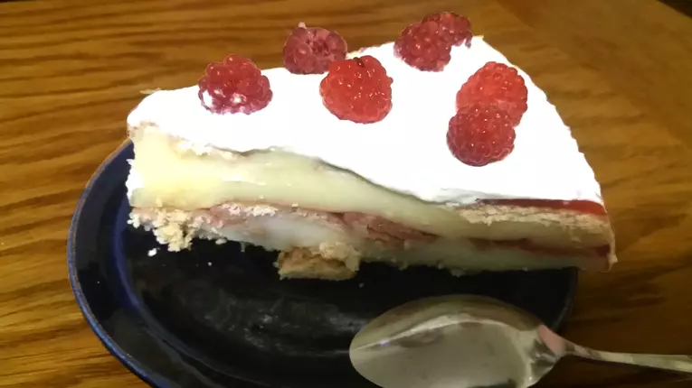 Tort de biscuiti cu vanilie si zmeura