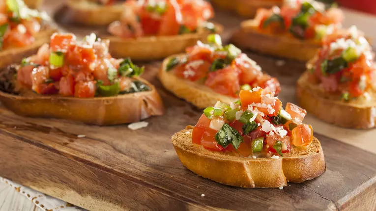 Bruschete cu rosii si usturoi