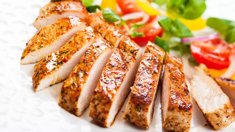 Cum gatesti pieptul de pui incat sa-ti iasa suculent