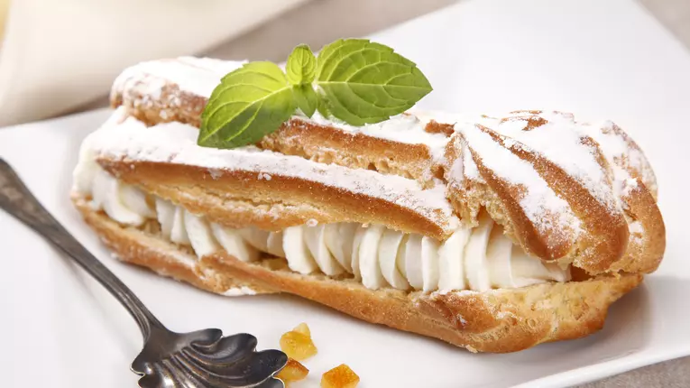 Eclere cu frisca si crema de vanilie