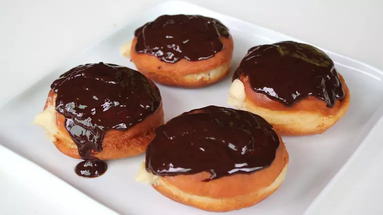 Gogosi cu vanilie si glazura de ciocolata