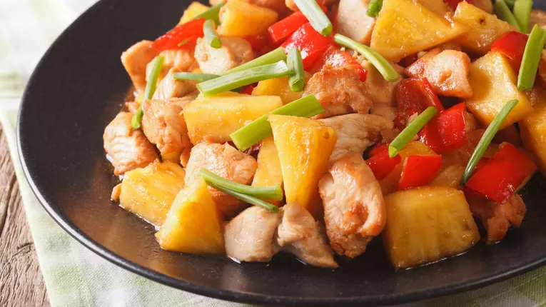 Pui cu ananas la tigaie