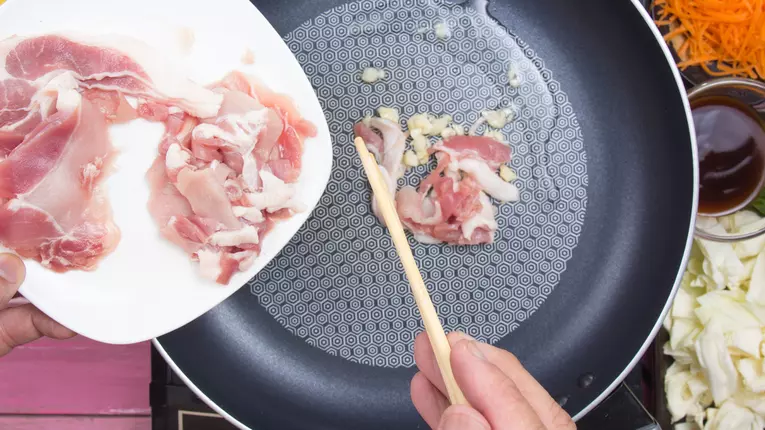 5 greseli pe care le faci cand folosesti o tigaie antiaderenta