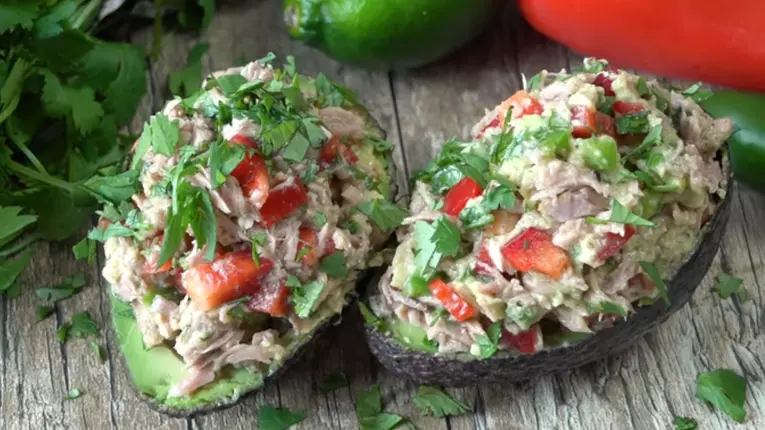 Avocado umplut cu ton