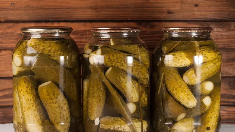 Castaveti murati in saramura