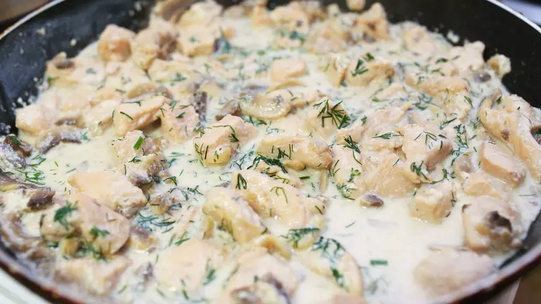 Ciuperci cu usturoi in sos cremos