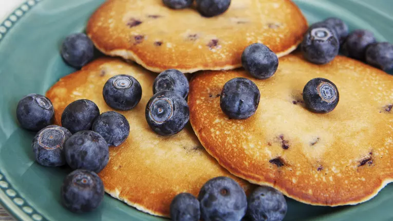 Clatite pufoase cu afine