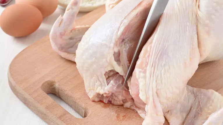 Cum transezi un pui intreg si ce poti gati cu el