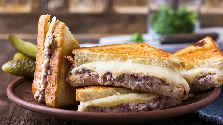 Sandvisuri cu salata de ton