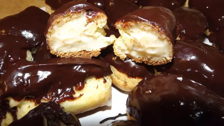 Mini-eclere cu vanilie si ciocolata