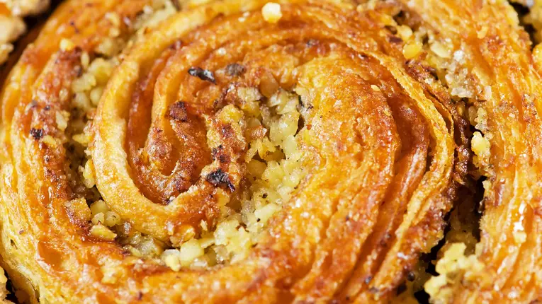 Rulouri umplute cu nuca