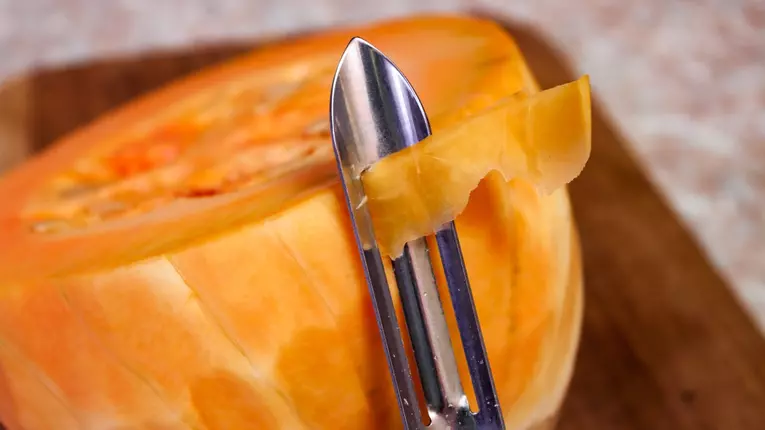 Cum cureti un dovleac in maxim 10 minute