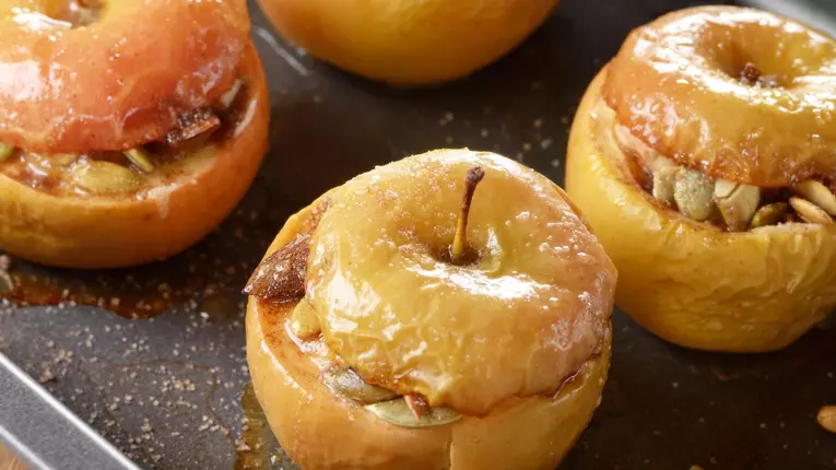 Mere coapte cu nuci si scortisoara