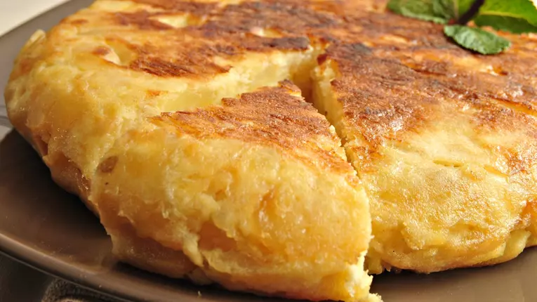 Omleta spaniola cu sunca si cascaval